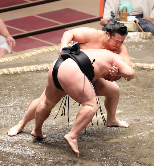 照強（手前）を上手投げで破る翔猿（撮影・河野匠）