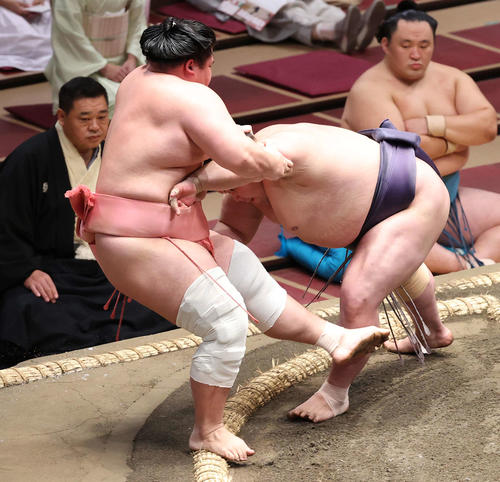 宇良（左）を押し倒す阿武咲（撮影・河野匠）