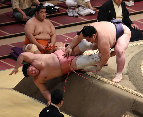 宇良（左）を押し倒す阿武咲（撮影・河野匠）