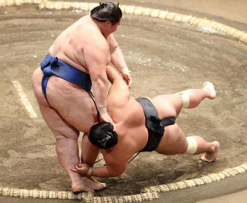 逸ノ城（左）に上手投げで敗れる貴景勝（撮影・鈴木正人）