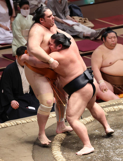 魁聖（左）を寄り切る千代ノ皇（撮影・河野匠）