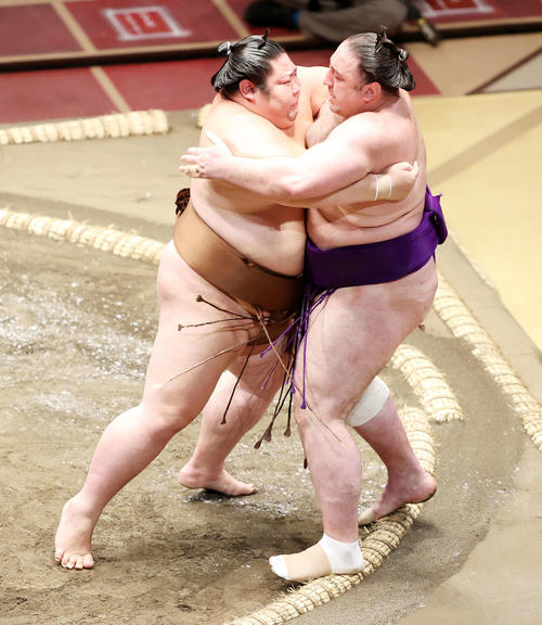 栃ノ心（右）を寄り切りで破る剣翔（撮影・鈴木正人）