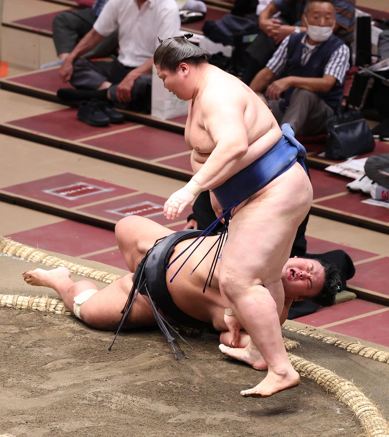 逸ノ城（手前）に上手投げで敗れる貴景勝（撮影・河野匠）