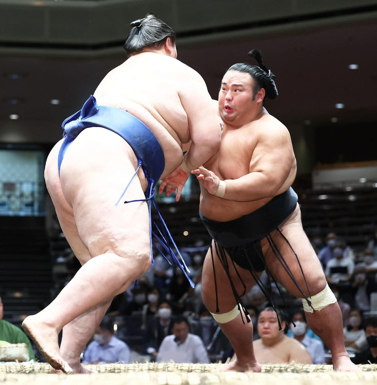 逸ノ城（左）の攻めに耐える貴景勝（撮影・河田真司）