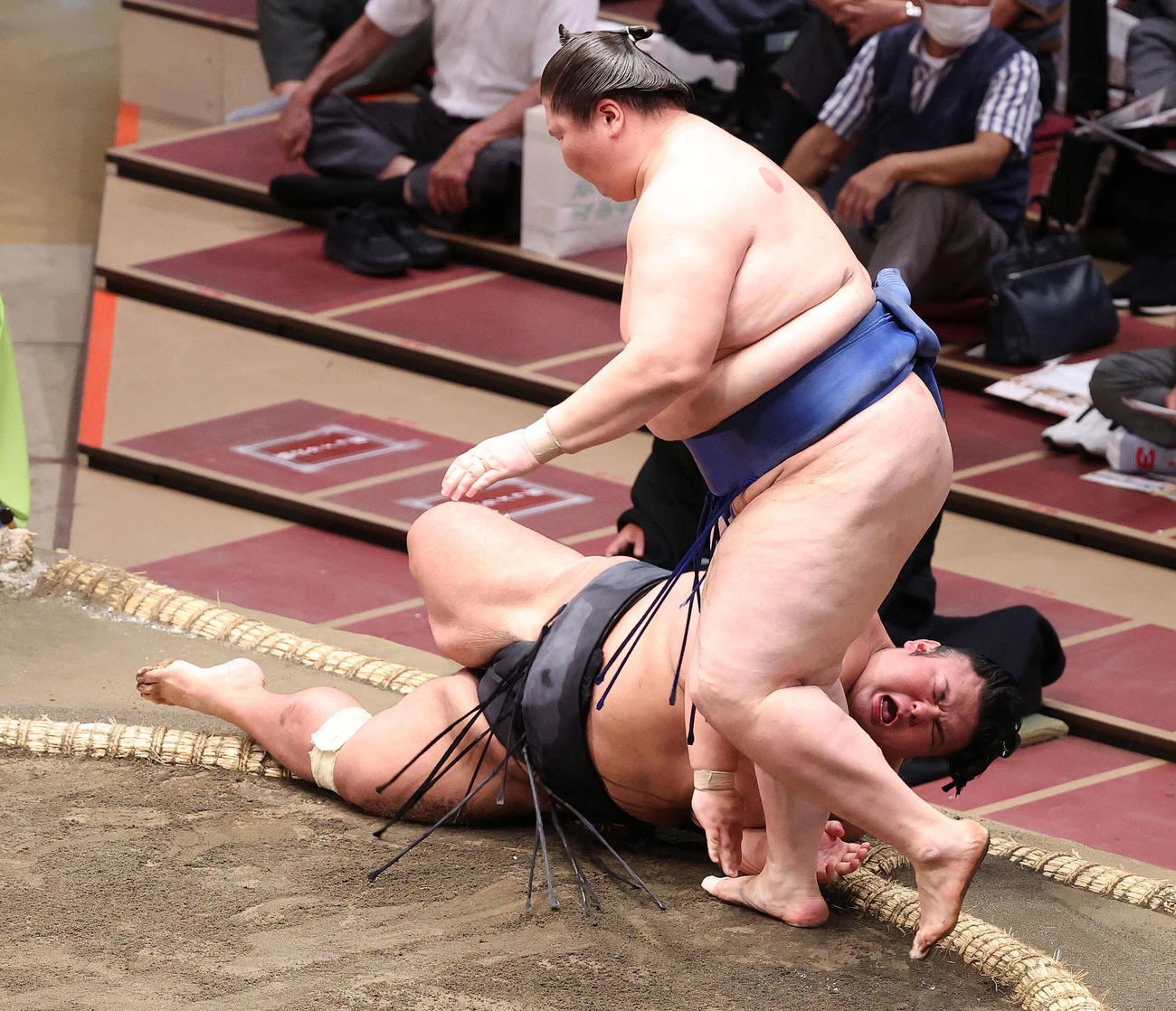 逸ノ城（手前）に上手投げで敗れる貴景勝（撮影・河野匠）