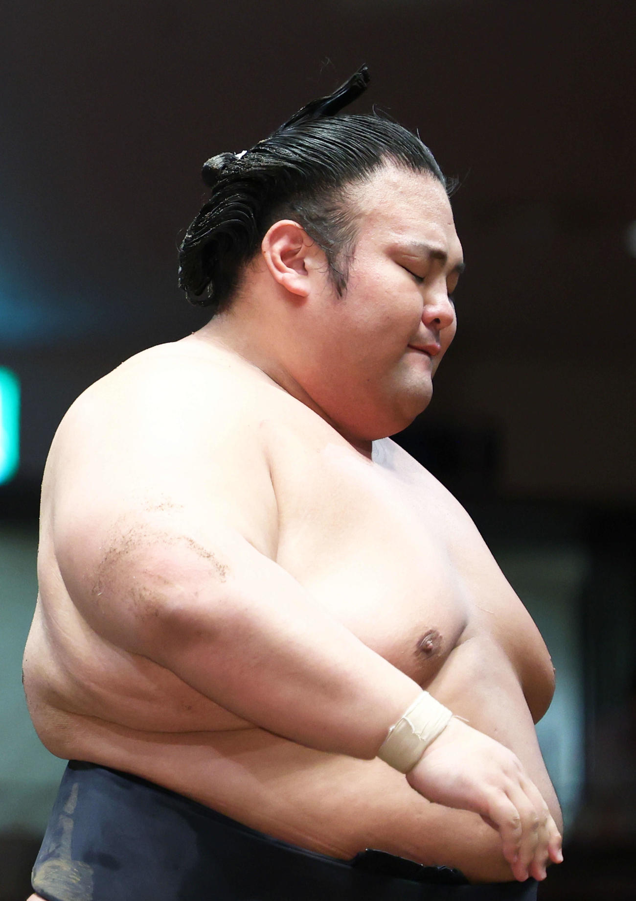 逸ノ城に上手投げで敗れ、浮かない表情の貴景勝（撮影・河田真司）