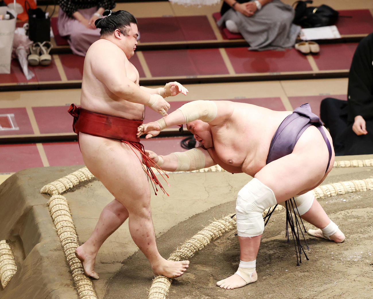 隆の勝（左）を寄り切りで破る照ノ富士（撮影・鈴木正人）
