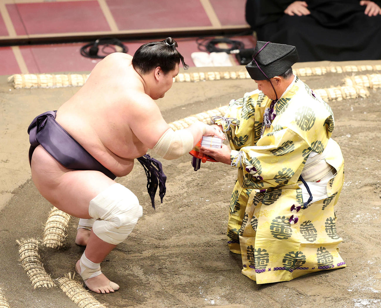 懸賞金の束を受け取る照ノ富士（撮影・鈴木正人）