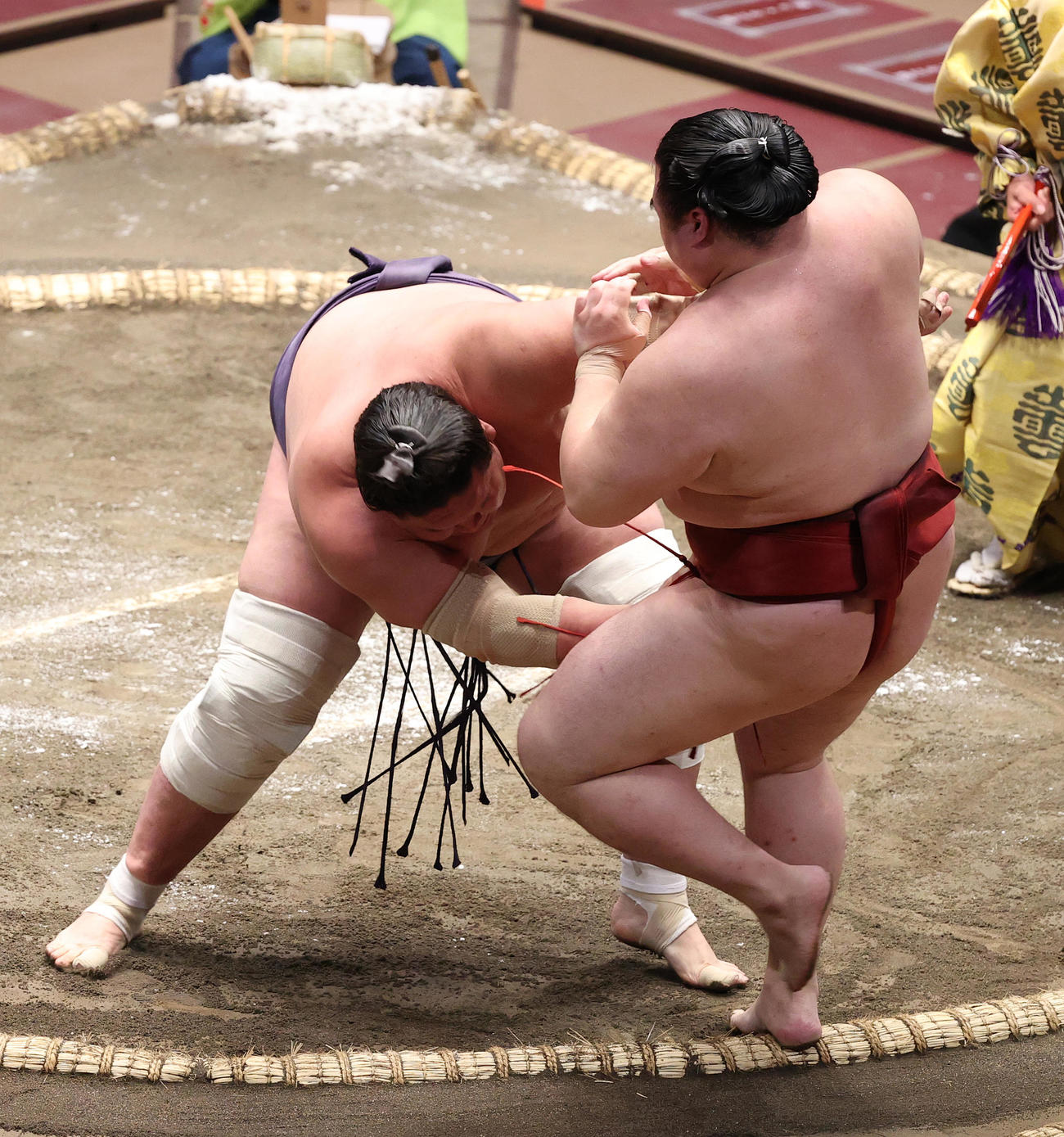 隆の勝（手前）を寄り切る照ノ富士（撮影・河野匠）