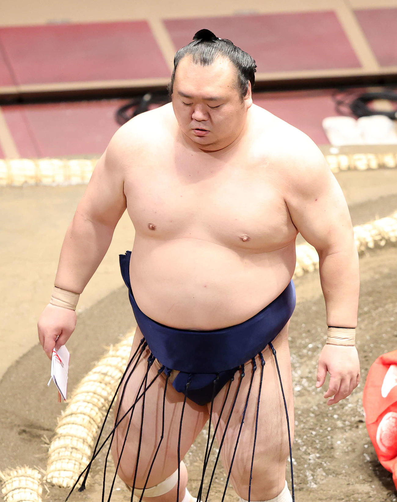 懸賞金を手に土俵を引き揚げる宝富士（撮影・鈴木正人）