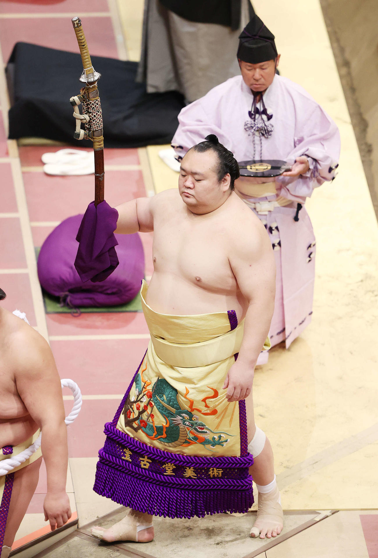 太刀持ちの宝富士（撮影・鈴木正人）