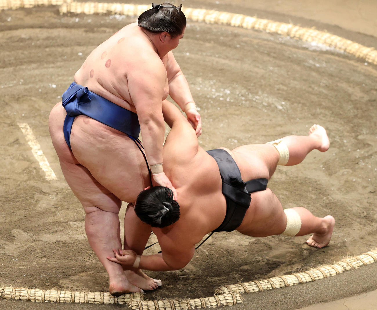 逸ノ城（左）に上手投げで敗れる貴景勝（撮影・鈴木正人）