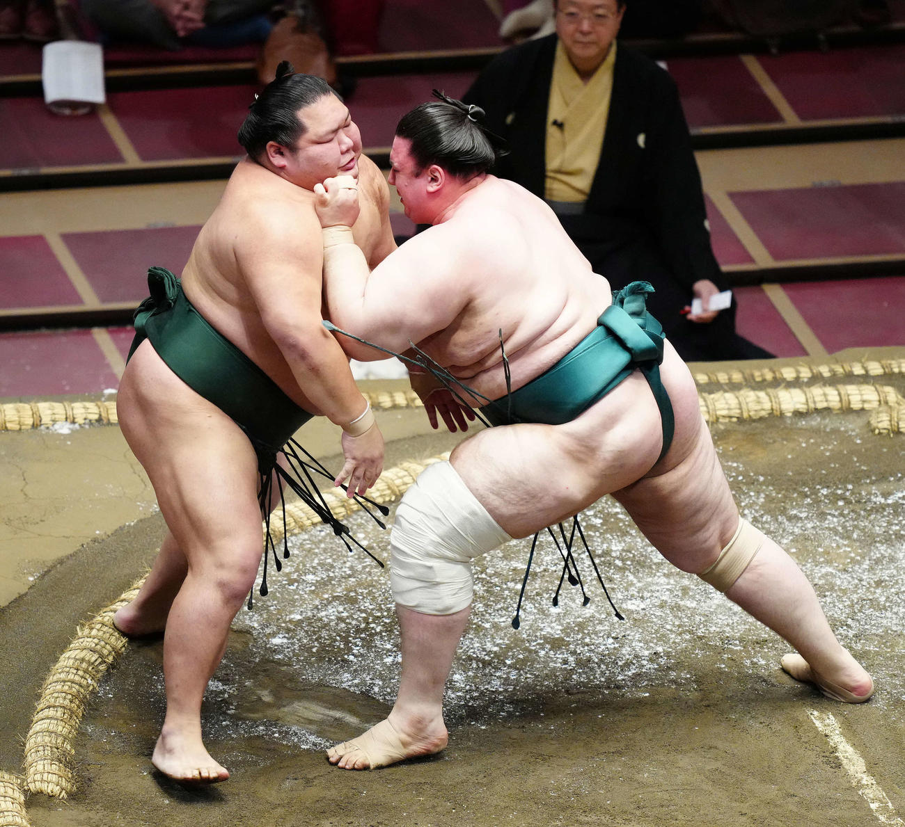 千代大龍（左）を押し出しで破る碧山（撮影・江口和貴）
