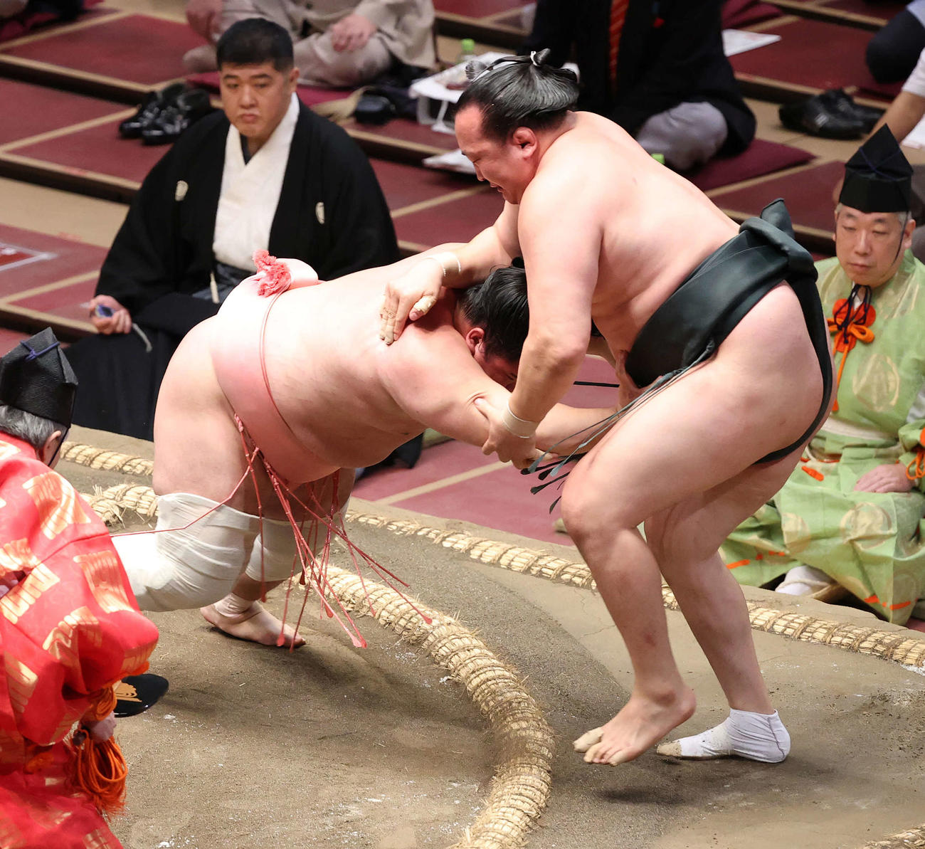 千代翔馬（右）を押し出す宇良（撮影・河野匠）
