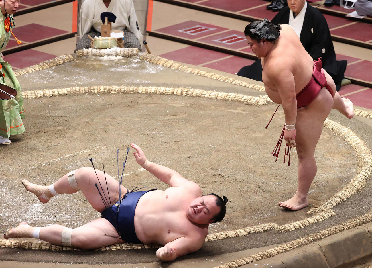 宝富士（左）をはたき込んだ大栄翔（撮影・河野匠）
