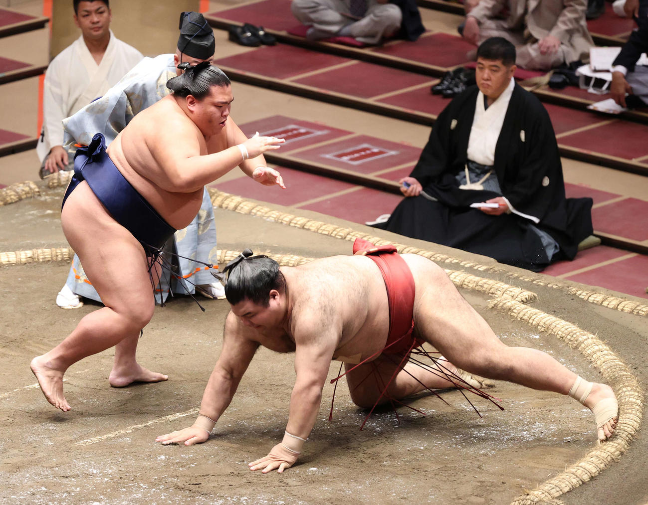 高安（右）を引き落とした御嶽海（撮影・河野匠）