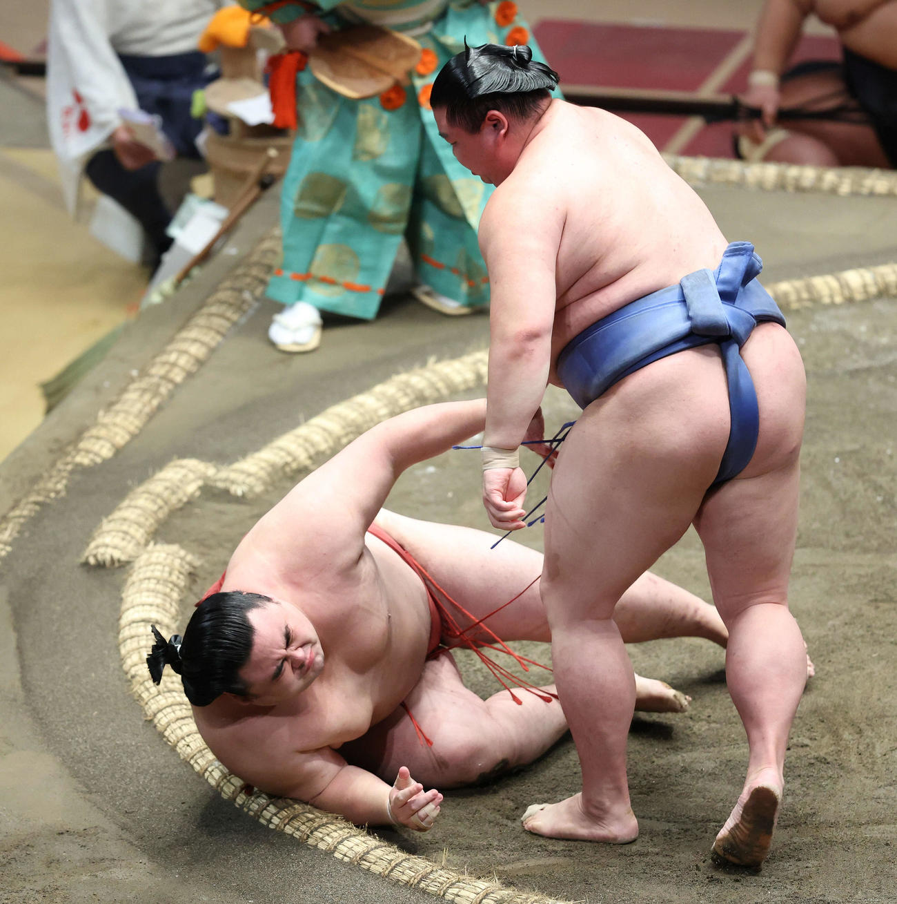 隆の勝（左）突き落としで破る正代（撮影・河田真司）