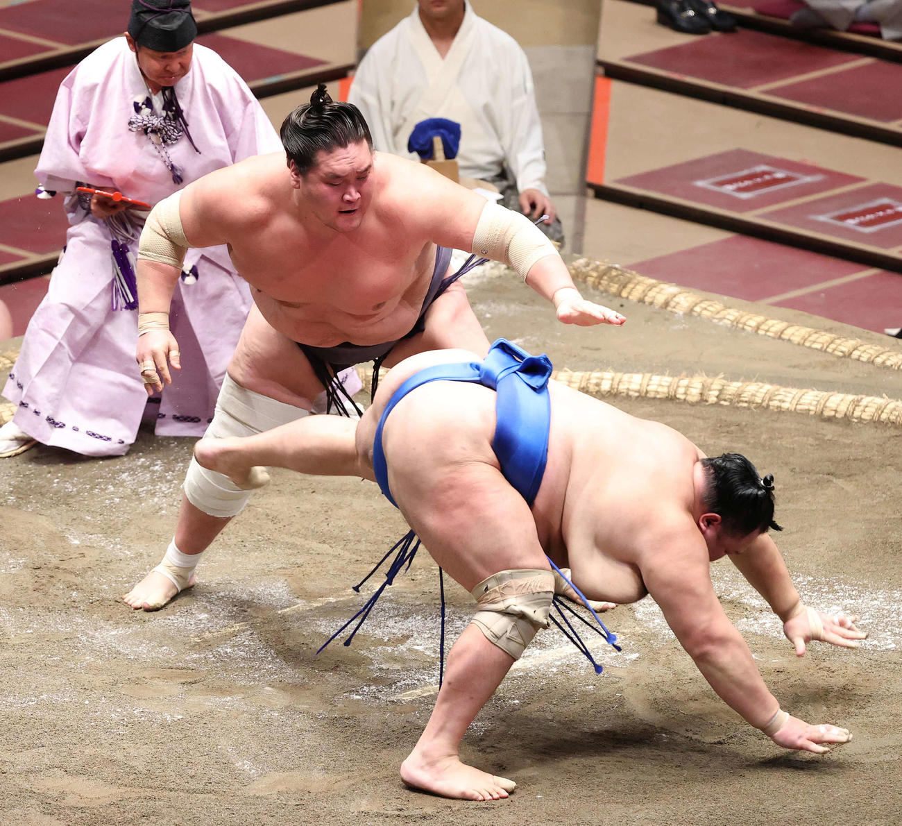 北勝富士（手前）を引き落とす照ノ富士（撮影・河野匠）