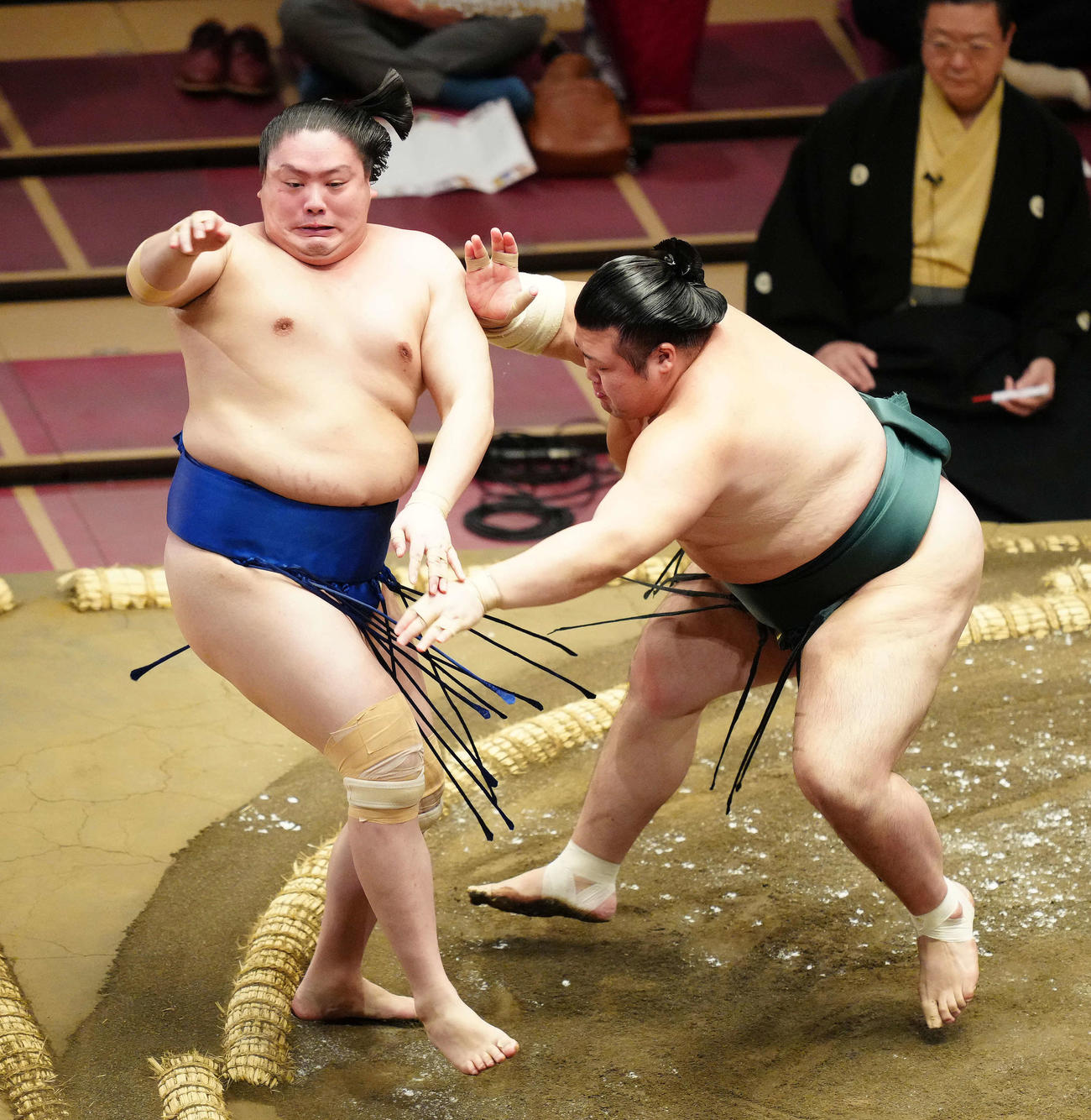 一山本（左）を押し出しで破る豊山（撮影・江口和貴）