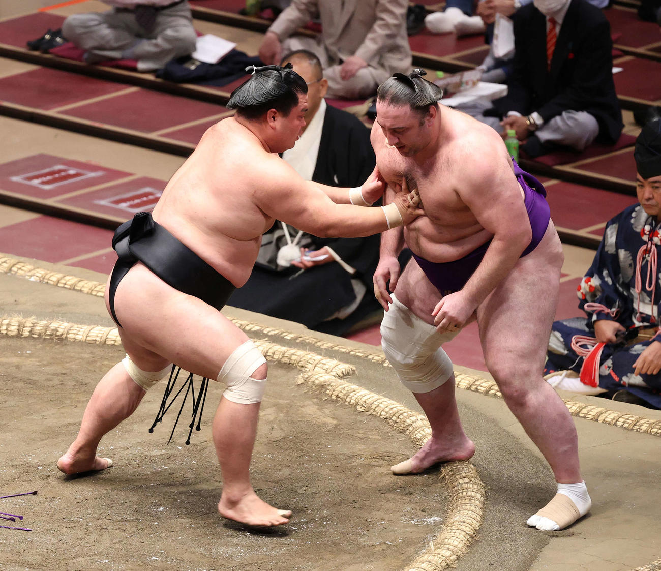 栃ノ心（右）を押し出す妙義龍（撮影・河野匠）