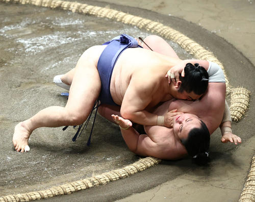 英乃海（右）を寄り倒しで破る隠岐の海（撮影・河田真司）