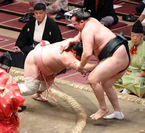 千代翔馬（右）を押し出す宇良（撮影・河野匠）