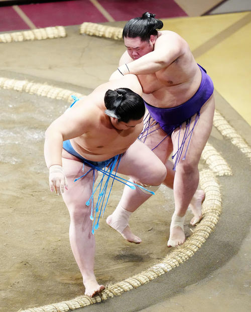 琴ノ若（左）を下手出し投げで破る明生（撮影・江口和貴）