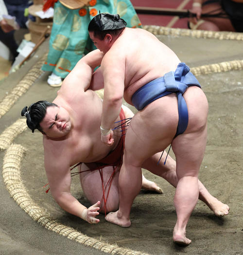 隆の勝（左）突き落としで破る正代（撮影・河田真司）