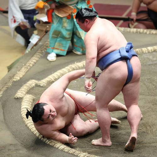 隆の勝（左）突き落としで破る正代（撮影・河田真司）
