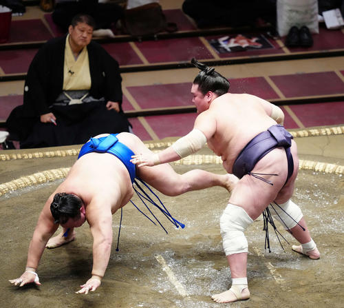 北勝富士（左）を引き落としで破る照ノ富士（撮影・江口和貴）