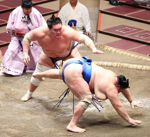 北勝富士（手前）を引き落とす照ノ富士（撮影・河野匠）