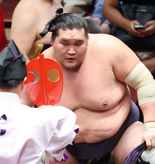 北勝富士を引き落としで破り、勝ち名乗りを受ける照ノ富士（撮影・河田真司）