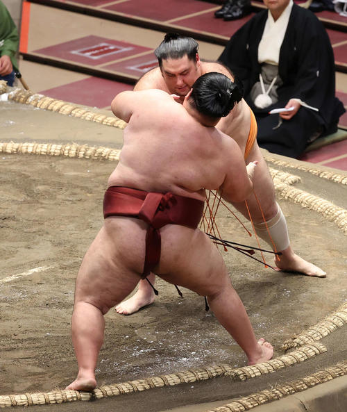 徳勝龍（手前）を押し出す魁聖（撮影・河野匠）