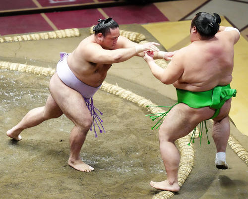 千代丸（右）を突き出しで破る琴恵光（撮影・江口和貴）