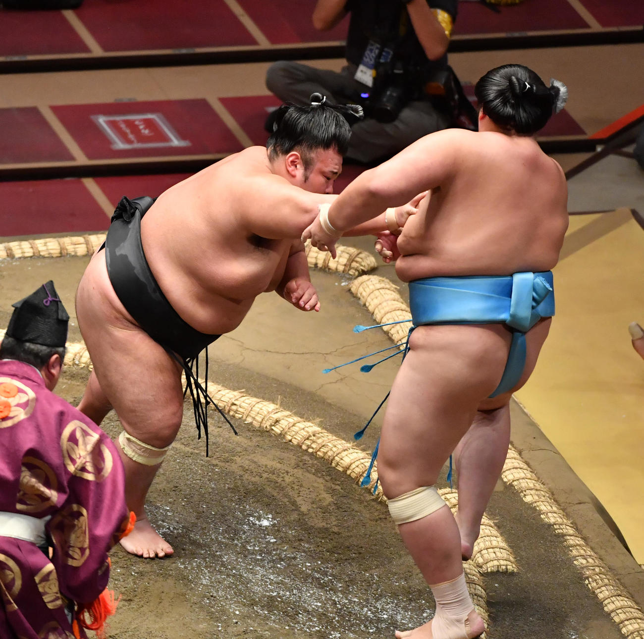 貴景勝（左）は琴ノ若を押し出しで破る（撮影・柴田隆二）
