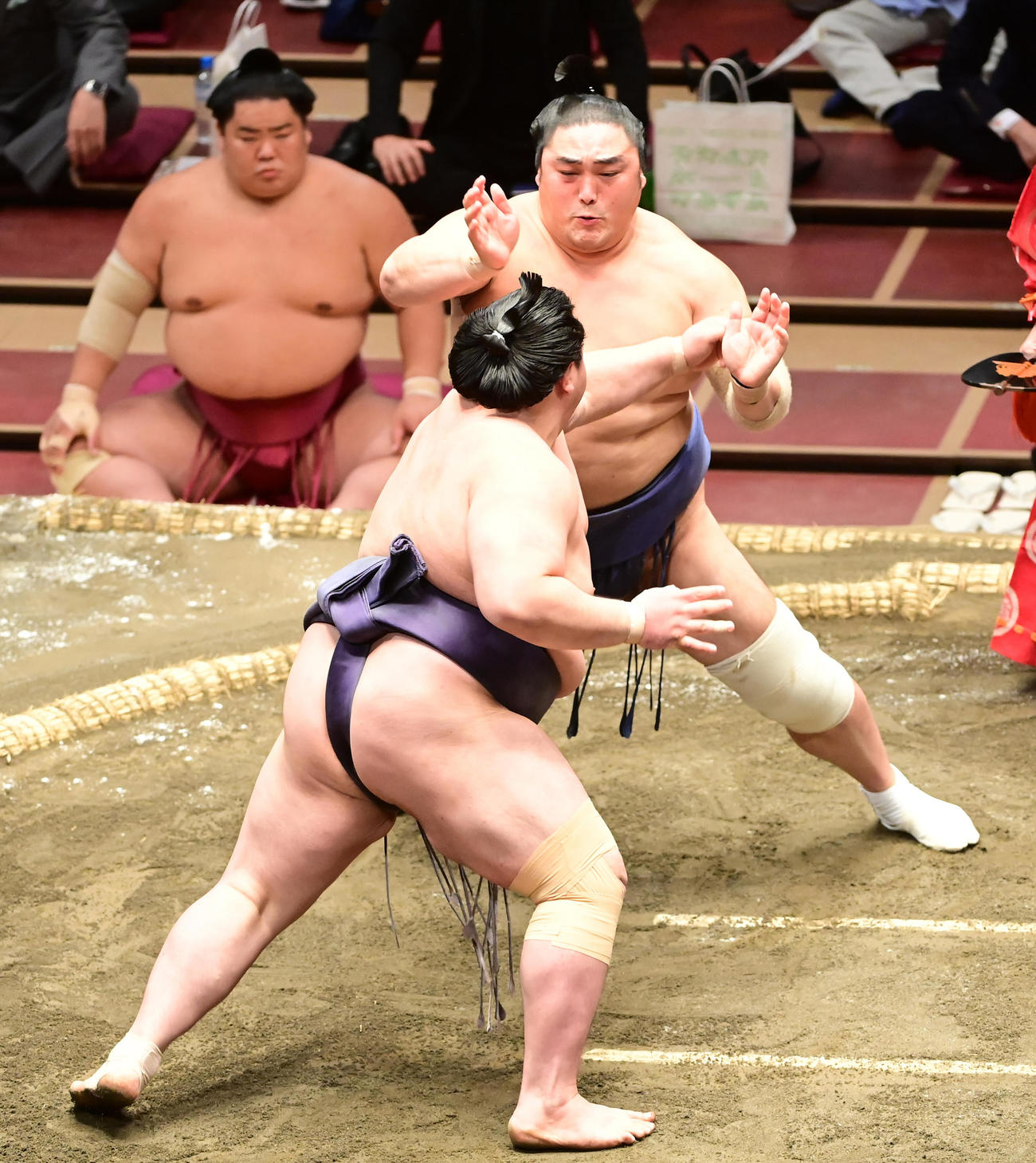 隠岐の海（右）を突き押しで攻める阿武咲（撮影・小沢裕）