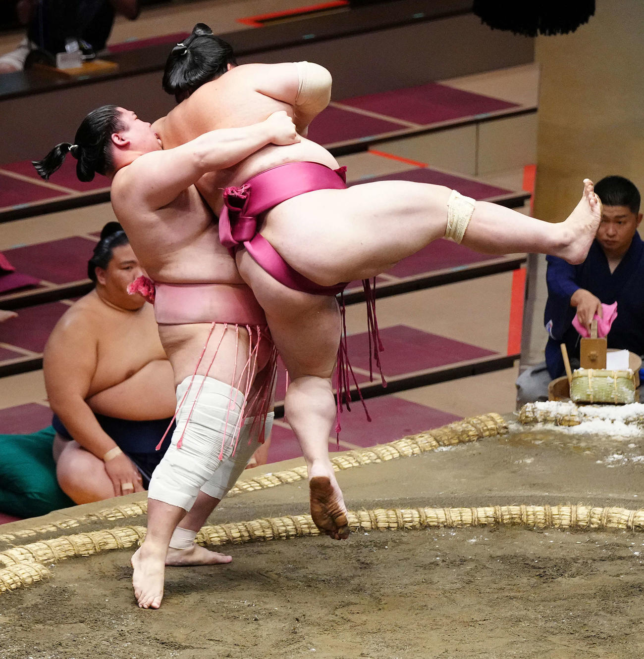 大栄翔（右）を送りつり出しで破る宇良（撮影・江口和貴）