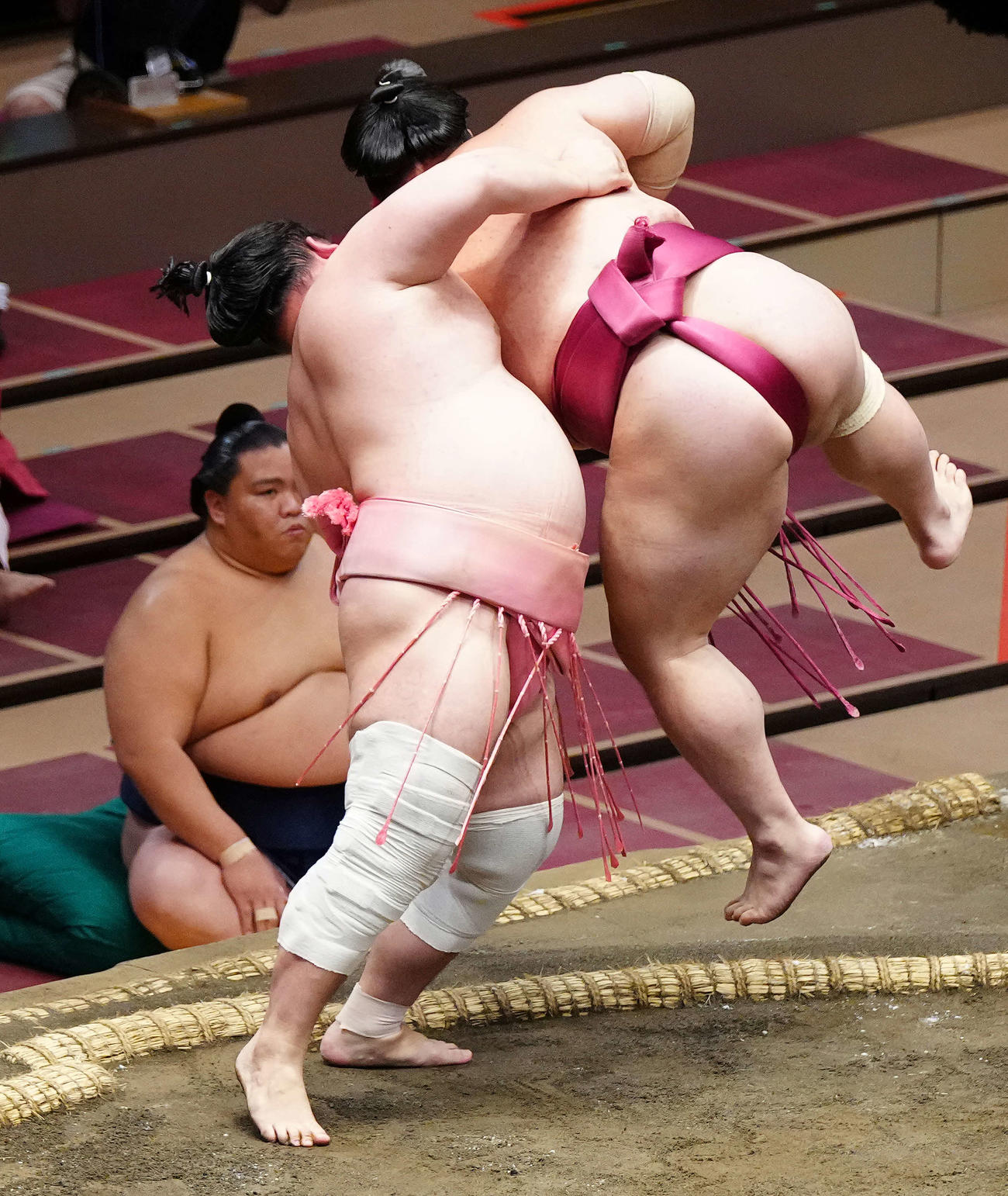 大栄翔（右）を送りつり出しで破る宇良（撮影・江口和貴）