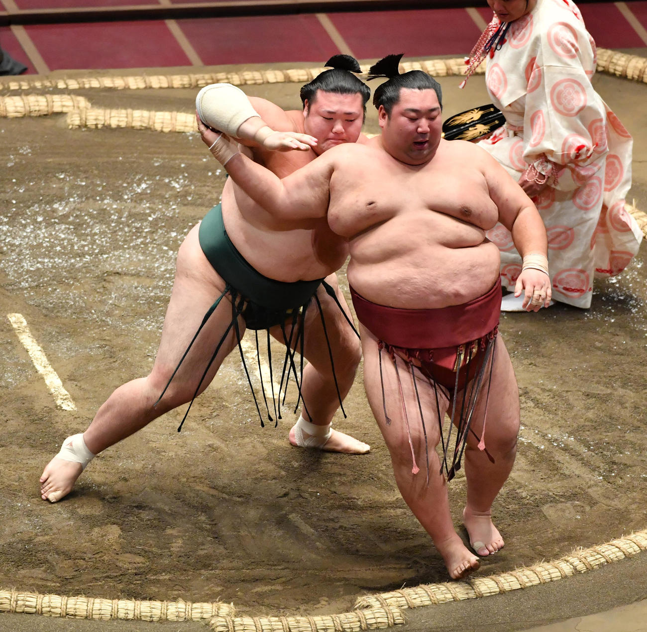 豊山（左）は徳勝龍を送り出しで破る（撮影・柴田隆二）