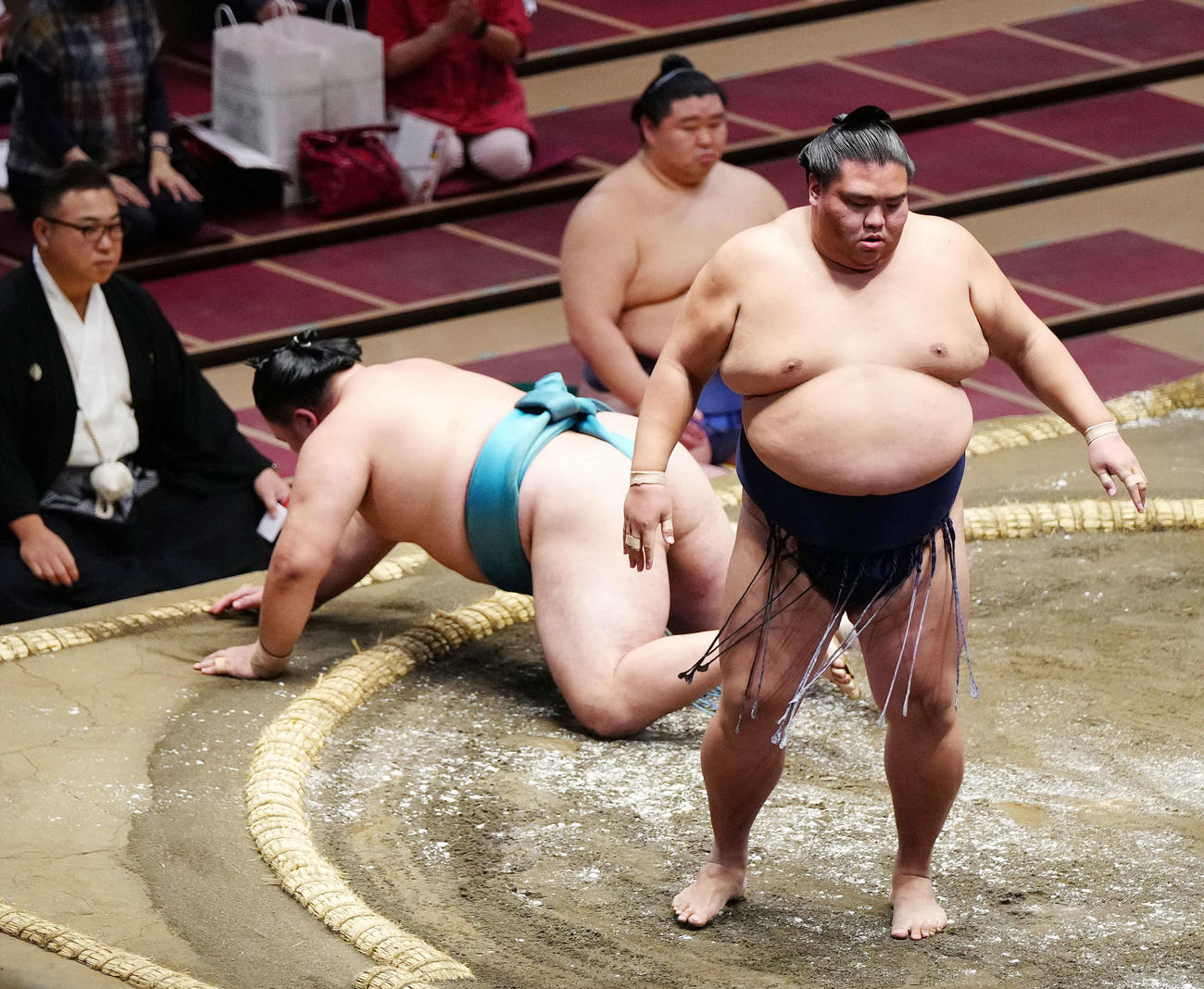 玉鷲（左）を引き落としで破った御嶽海（撮影・江口和貴）