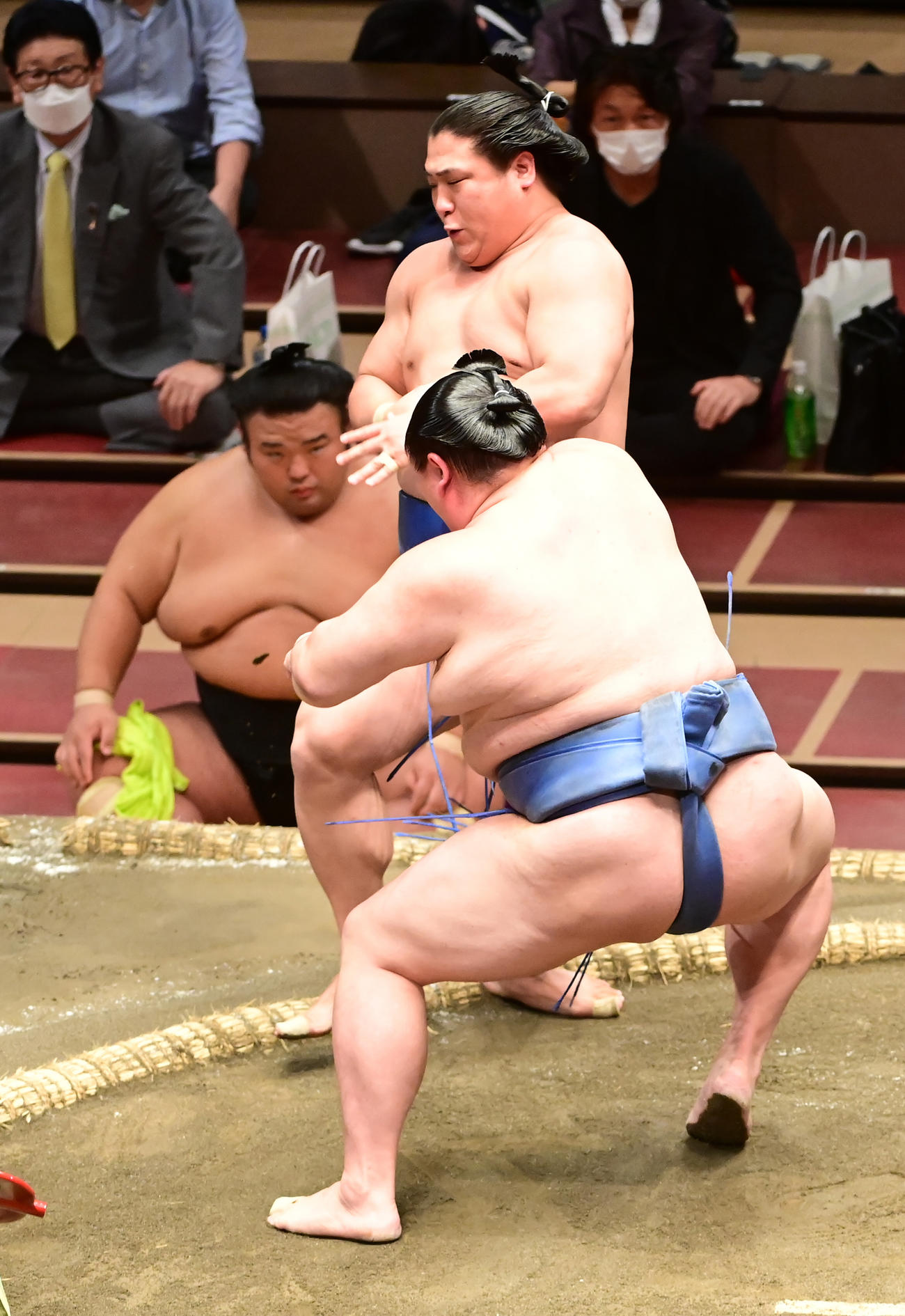 正代（手前）は若隆景を押し出しで破る（撮影・小沢裕）