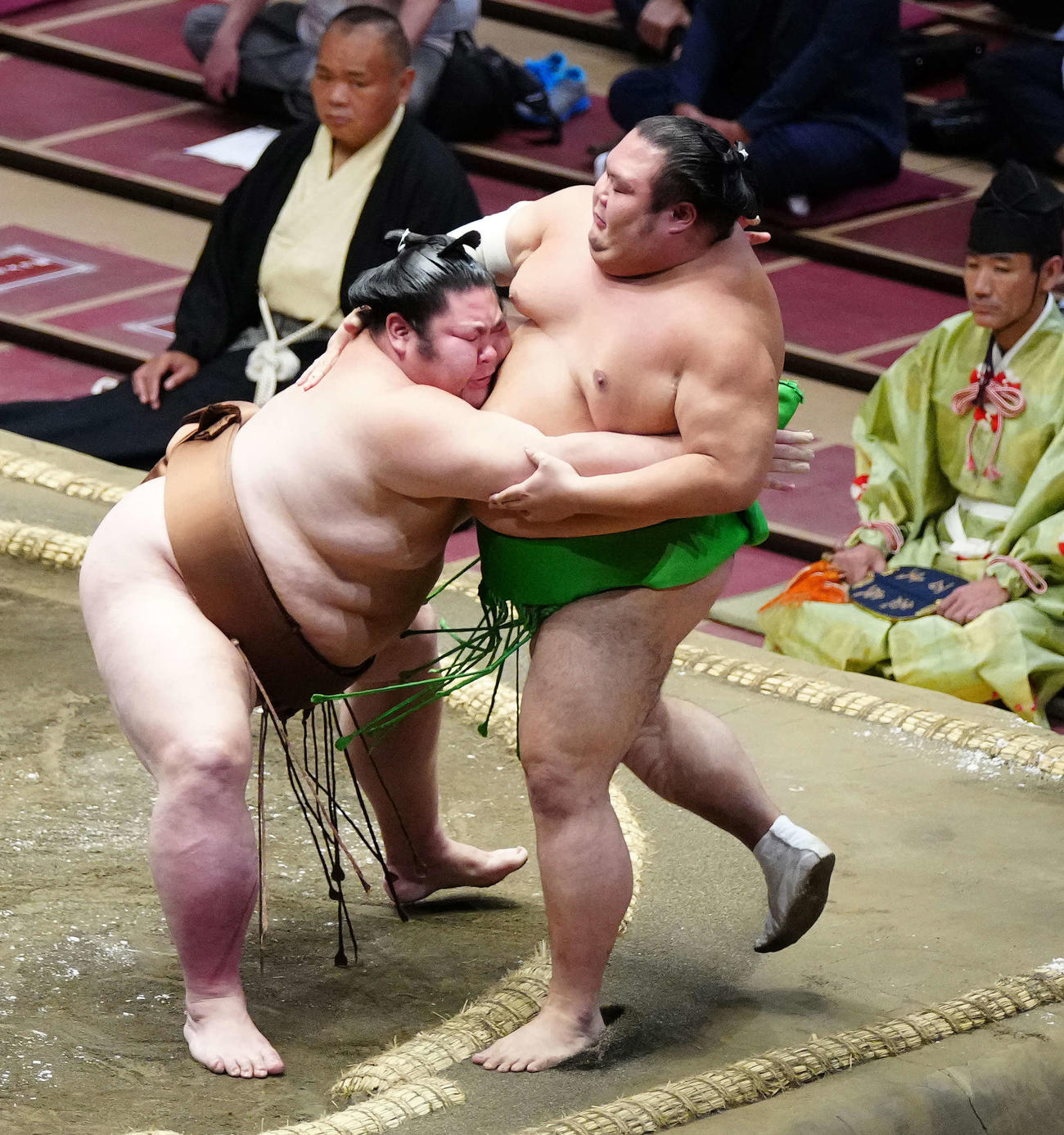 千代丸（右）を寄り切りで破る剣翔（撮影・江口和貴）
