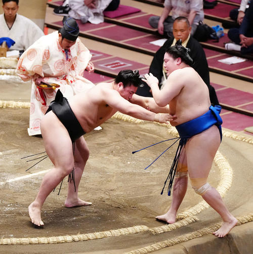 一山本（右）を押し出しで破る若元春（撮影・江口和貴）