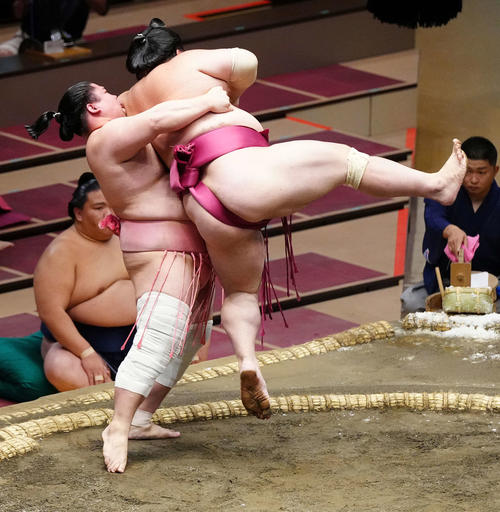 大栄翔（右）を送りつり出しで破る宇良（撮影・江口和貴）