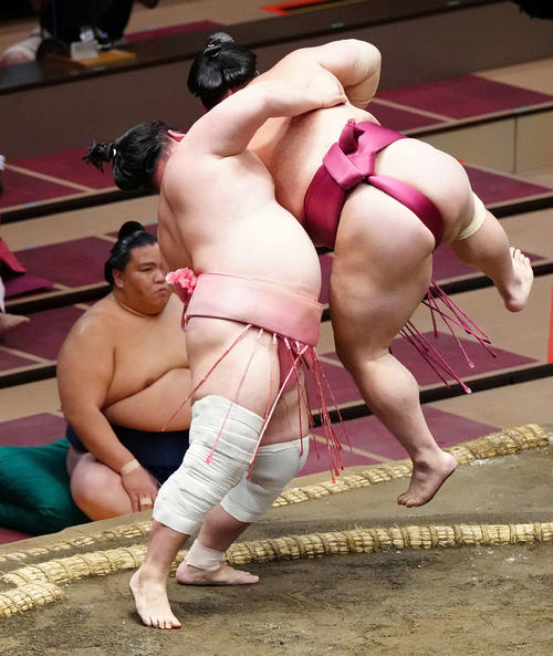 大栄翔（右）を送りつり出しで破る宇良（撮影・江口和貴）