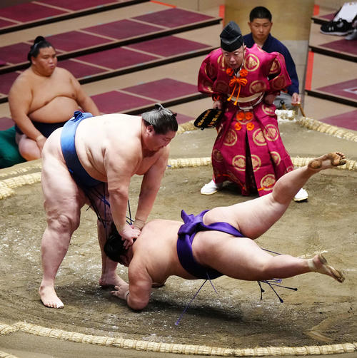 明生（右）をはたき込みで破る逸ノ城（撮影・江口和貴）