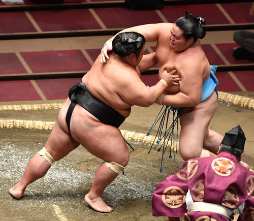 貴景勝（左）は琴ノ若を押し出しで破る（撮影・柴田隆二）