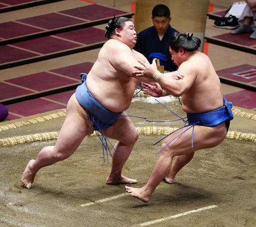 若隆景（右）を押す正代（撮影・江口和貴）