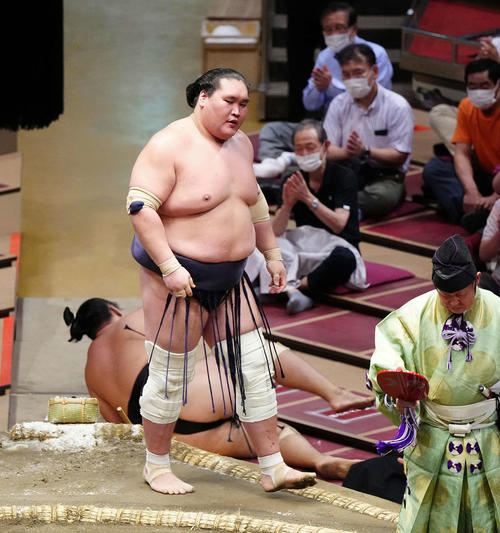 霧馬山を寄り切りで破った照ノ富士（撮影・江口和貴）