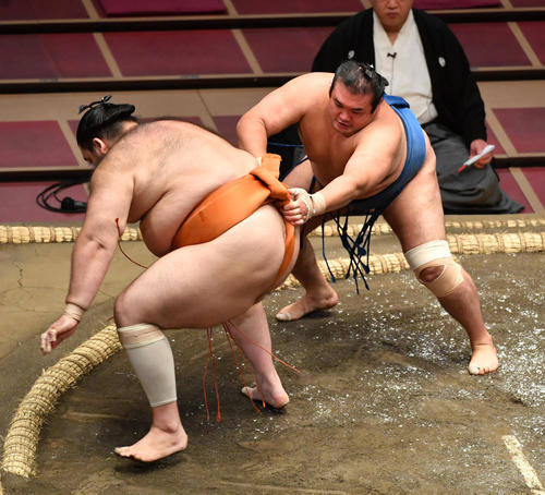 千代の国（右）は魁聖を引き落としで破る（撮影・柴田隆二）